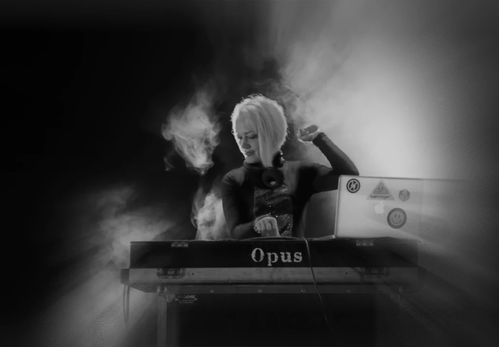 Ilka Lichi performing with her music setup